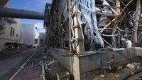 Puing-puing masih berserakan akibat gelombang tsunami setinggi 15 meter yang menerjang PLTN Fukushima pada 11 Maret 2011.