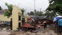 Kerusakan parah tampak pada bagian gerbang (Foto: Dok. Kepolisian)