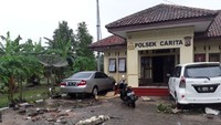 Sementara itu di halaman polsek tampak dipenuhi puing-puing dan ada beberapa kendaraan terparkir (Foto: Dok. Kepolisian)