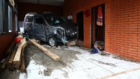 Gelombang tinggi tersebut menyeret mobil-mobil di sekitar lokasi. Foto: Grandyos Zafna