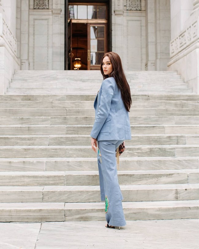 NYFW is a vibe, tulis Catriona sebagai keterangan foto ini di Instagram. Dalam foto tersebut, perempuan yang pernah masuk Top 5 Beauty with a Purpose Miss World 2016 ini memakai setelan biru lembut dengan celana yang dihiasi aksen bordiran. Gorgeous! Foto: Instagram/@catriona_gray