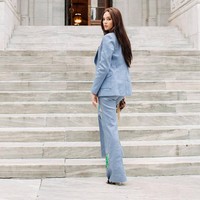 NYFW is a vibe, tulis Catriona sebagai keterangan foto ini di Instagram. Dalam foto tersebut, perempuan yang pernah masuk Top 5 Beauty with a Purpose Miss World 2016 ini memakai setelan biru lembut dengan celana yang dihiasi aksen bordiran. Gorgeous! Foto: Instagram/@catriona_gray