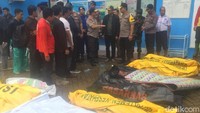 Ini adalah kantong-kantong jenazah yang dikumpulkan di Puskesmas Carita, Banten. (Bahtiar Rivai/detikcom)