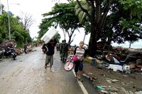 Khawatir Tsunami Susulan, Warga Anyer Mengungsi ke Mancak