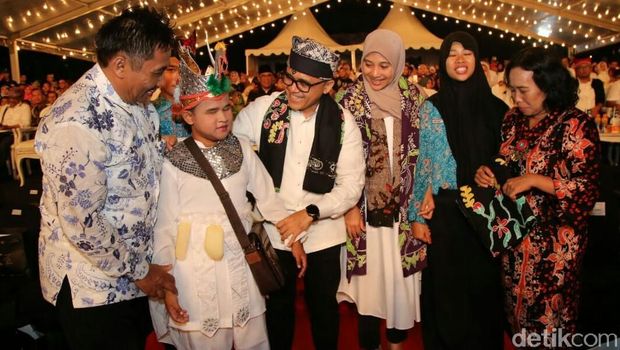 Hari Jadi, Bupati Banyuwangi Dihadiahi Syal Batik Karya Anak Difabel