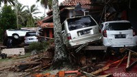 Kondisi mobil yang saling berdempetan akibat terseret gelombang. Foto: Grandyos Zafna