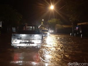 Jalan Tergenang dan Pohon Tumbang, Jalur Jember-Lumajang Tersendat