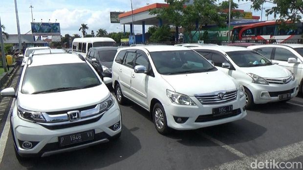 Jelang Natal, Pelabuhan ASDP Ketapang Dipadati Arus Liburan Ke Bali 