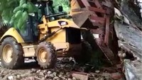 Adapun, alat berat yang dikerahkan sebanyak 7 ekskavator, 12 dump truk, dan 2 loader. Kemudian akan ditambah lagi sebanyak 1 unit ekskavator, 1 dozer, 1 loader, 1 grader, 2 tronton dan 4 dump truk dengan total 31 alat berat. Dok. Kementerian PUPR.