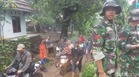 Lari pak, lari... lari ke atas, imbau polisi ke atas sirine. (Foto: Bahtiar Rifai/detikcom)