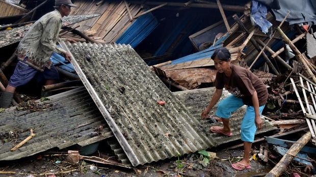 Bangunan Rusak Hingga Mobil Terseret di Pesisir Anyer