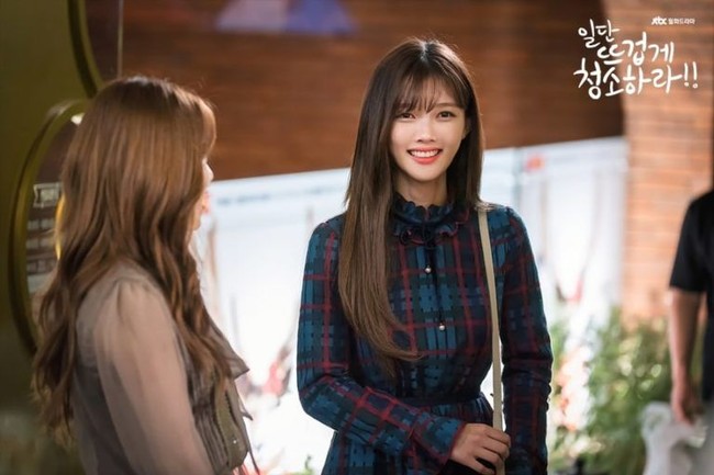 Jika tak ada acara khusus dan hanya akan menghabiskan waktu mengunjungi rumah orang terdekat, Anda bisa menggunakan busana yang lebih kasual tapi tetap rapi. Pakaian yang diterapkan Gil Oh Sol dalam serial Clean With Passion For Now ini pun dapat ditiru. Foto: Pinterest