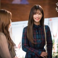 Jika tak ada acara khusus dan hanya akan menghabiskan waktu mengunjungi rumah orang terdekat, Anda bisa menggunakan busana yang lebih kasual tapi tetap rapi. Pakaian yang diterapkan Gil Oh Sol dalam serial Clean With Passion For Now ini pun dapat ditiru. Foto: Pinterest