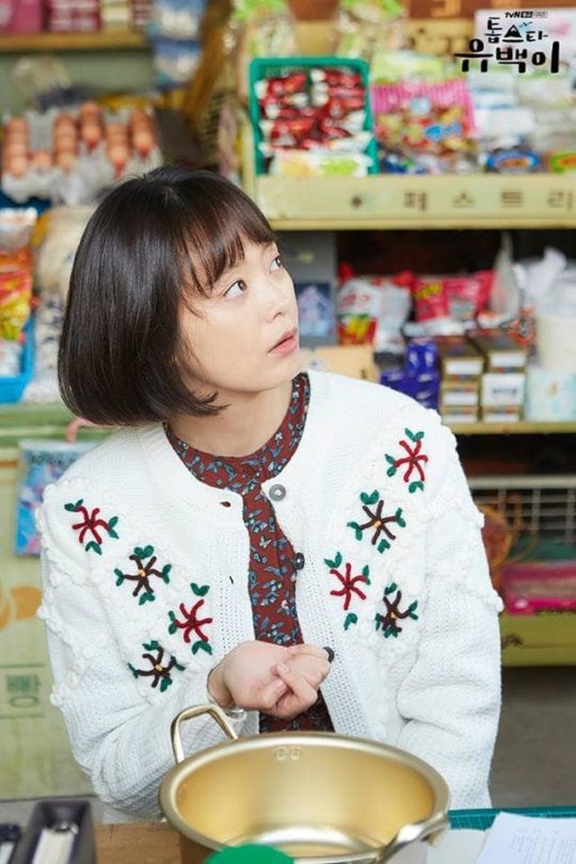 Selain busana warna merah, fashion Natal juga identik dengan ugly sweater. Anda yang merayakan Natal dan ingin mengenakan busana kasual namun tetap bernuansa hari raya tersebut bisa menggunakan sweater atau kardigan seperti karakter Oh Kang Soon dalam serial Top Star U-Back berikut Foto: Pinterest