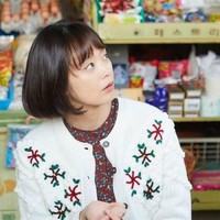 Selain busana warna merah, fashion Natal juga identik dengan ugly sweater. Anda yang merayakan Natal dan ingin mengenakan busana kasual namun tetap bernuansa hari raya tersebut bisa menggunakan sweater atau kardigan seperti karakter Oh Kang Soon dalam serial Top Star U-Back berikut Foto: Pinterest