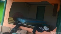 Bahkan beberapa rumah sampai kehilangan tembok.