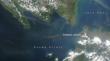 Lebih dekat lagi tentang keberadaan di mana letak Gunung Anak Krakatau berada. Foto ini berhasil diabadikan NASA melalui satelit Aqua pada 24 September kemarin. Foto: NASA
