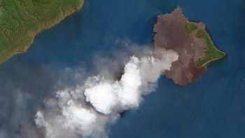 Secara visual, teramata ada kepulan asap yang mengepul ke udara akibat aktivitas vulkanologinya. Foto: NASA