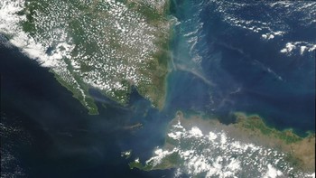 Gunung ini tercipta setelah letusan dahsyat Krakatau pada 1883 silam yang menggegerkan dunia. Sejak 1927, Anak Krakatau muncul dan sampai saat ini terus tumbuh ketinggiannya. Foto: NASA