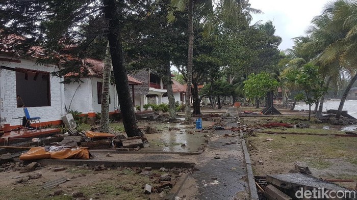 Suasana di dekat Pantai Anyer usai tsunami. (Foto: Bahtiar Rifai/detikcom) Suasana di dekat Pantai Anyer usai tsunami. (Foto: Bahtiar Rifai/detikcom)