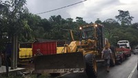 Menteri PUPR Basuki Hadimuljono mengatakan saat ini alat berat tersebut sudah dikerahkan, bahkan sebagian telah bekerja membuka dan membersihkan jalan. Dok. Kementerian PUPR.