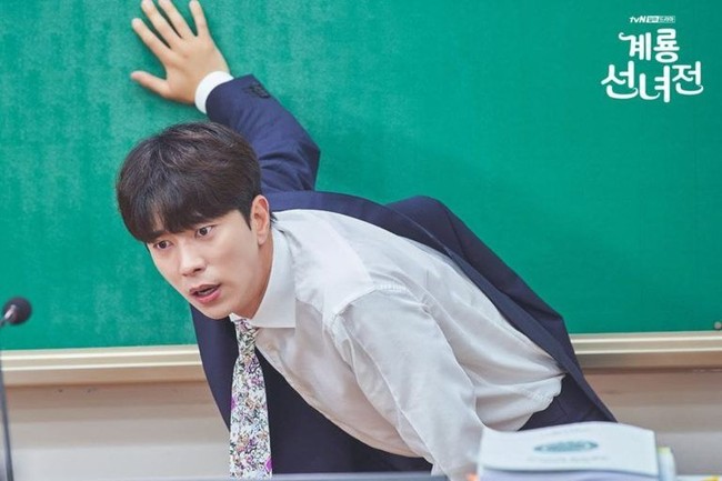 Bagaimana dengan pria? Untuk pesta Natal dan akhir tahun, banyak pria memilih setelan jas. Anda yang ingin tampil lebih unik bisa mengambil inspirasi dari karakter Yung Yi Hyun dalam Mama Fairy and the Woodcutter berikut. Ia suka menggunakan dasi bermotif menarik sebagai statement gaya. Foto: Pinterest