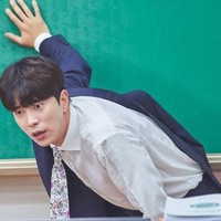 Bagaimana dengan pria? Untuk pesta Natal dan akhir tahun, banyak pria memilih setelan jas. Anda yang ingin tampil lebih unik bisa mengambil inspirasi dari karakter Yung Yi Hyun dalam Mama Fairy and the Woodcutter berikut. Ia suka menggunakan dasi bermotif menarik sebagai statement gaya. Foto: Pinterest