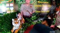Di dalam Pos PAM berukuran 8x6 meter ini terdapat tiga replika satwa, yaitu orang utan, buaya dan harimau. Posnya pun dihias dengan ornamen akar dan tumbuhan buatan sehingga mirip di dalam hutan belantara.