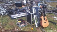 Alat musik berserakan di tanah. Ada gitar hingga keyboard. 
