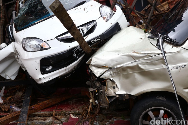 Mobil Rusak terseret tsunami. Foto: Grandyos Zafna Mobil Rusak terseret tsunami. Foto: Grandyos Zafna