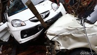 Mobil-mobil yang terseret gelombang tampak rusak. Foto: Grandyos Zafna