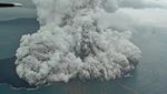 Ngeriii! Begini Kepulan Abu Erupsi Gunung Anak Krakatau