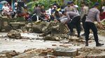 Polisi Bersihkan Puing Bangunan yang Hancur Kena Tsunami Anyer