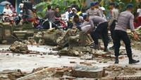 Polisi juga terus bahu membahu bersama warga masyarakat membersihkan puing-puing reruntuhan bangunan akibat Tsunami.