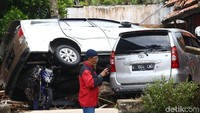 Kondisi mobil yang bertindihan. Foto: Grandyos Zafna