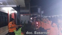 Badan SAR Nasional (Basarnas) melakukan proses evakuasi usai tsunami di kawasan Carita, Pandeglang, Banten. Evakuasi dimulai sebelum pagi tiba. (Dok Basarnas)
