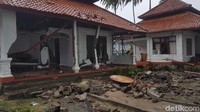 Salah satu rumah ibadah yang mengalami kerusakan akibat tsunami (Foto: Bahtiar Rifai/detikcom)