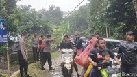 Polisi tiba-tiba mengeluarkan Sirine dan menyuruh warga di Carita, Pandeglang, Banten lari ke dataran tinggi. (Foto: Bahtiar Rifai/detikcom)
