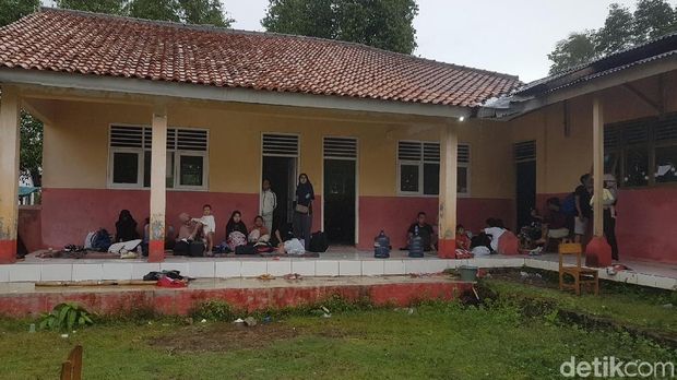 Warga dan wisatawan mengungsi akibat tsunami Anyer, Banten