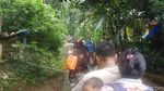 Potret Warga Carita Ramai-ramai ke Bukit karena Ada Sirine Meraung