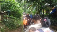 Menurut anggota polisi yang ada di lokasi, warga disuruh lari karena sirine peringatan tsunami berbunyi. Namun situasi laut terlihat masih normal. Hingga pukul 12.25 WIB, warga masih berlarian ke atas bukit.  (Foto: Bahtiar Rifai/detikcom)