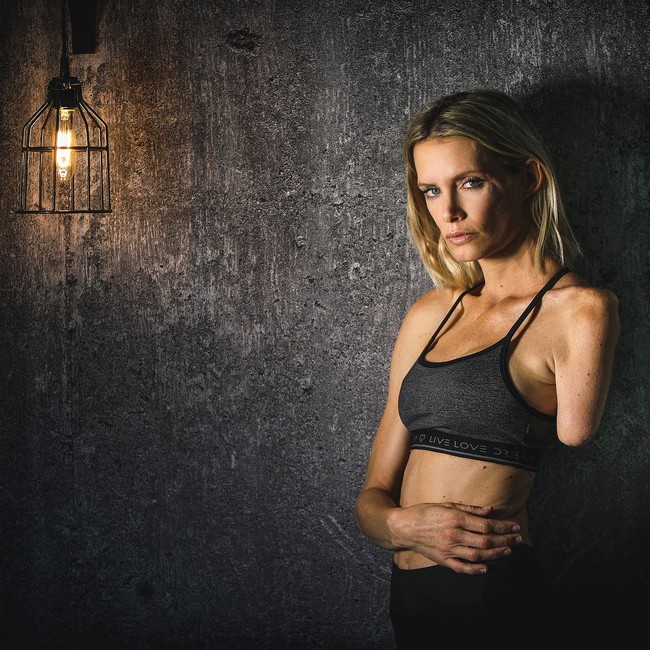 Dikatakan jika syuting seharusnya dihentikan ketika hujan mengguyur lokasi secara mendadak. Namun Olivia tetap diminta untuk menggantikan Milla Jovovich dalam film franchise tersebut. Foto: Instagram @olivia_stunts