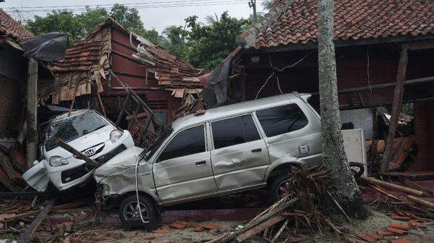 Puing Runtuhan dan Lumpur Hambat Evakuasi di Lampung Selatan