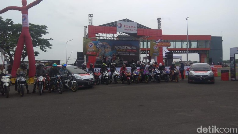 Komunitas Motor Surabaya Belajar Aman Berkendara. Foto: Deny Prastyo Utomo Komunitas Motor Surabaya Belajar Aman Berkendara. Foto: Deny Prastyo Utomo