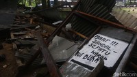 Dahsyatnya terjangan tsunami membuat sejumlah bangunan semi permanen di pantai Anyer rusak parah.