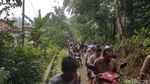 Potret Warga Carita Ramai-ramai ke Bukit karena Ada Sirine Meraung