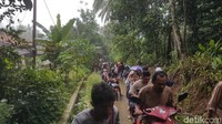 Bahkan, rombongan Bupati Pandeglang Irna Narulita, juga disuruh berjalan ke dataran tinggi. (Foto: Bahtiar Rifai/detikcom)