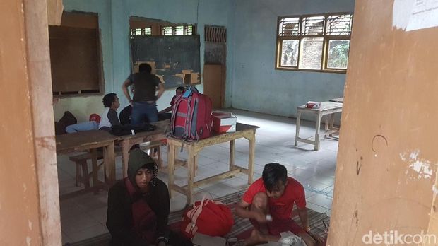 Warga dan wisatawan mengungsi akibat tsunami Anyer, Banten