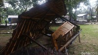 Pondok-pondok disepanjang pantai pun langsung roboh.