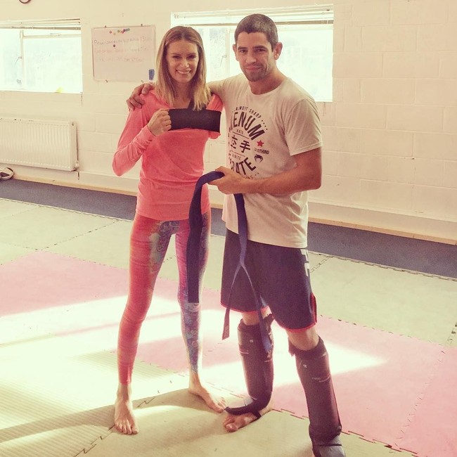 Olivia pun mengaku berusaha untuk tetap bersikap positif meski mengalami kecelakaan yang hampir merenggut nyawa karena keputusan teledor orang lain. Tidak ada gunanya merasa sedih mengenai kehidupan, itu tidak akan menumbuhkan tanganku kembali, ungkap ibu dua anak itu. Foto: Instagram @olivia_stunts